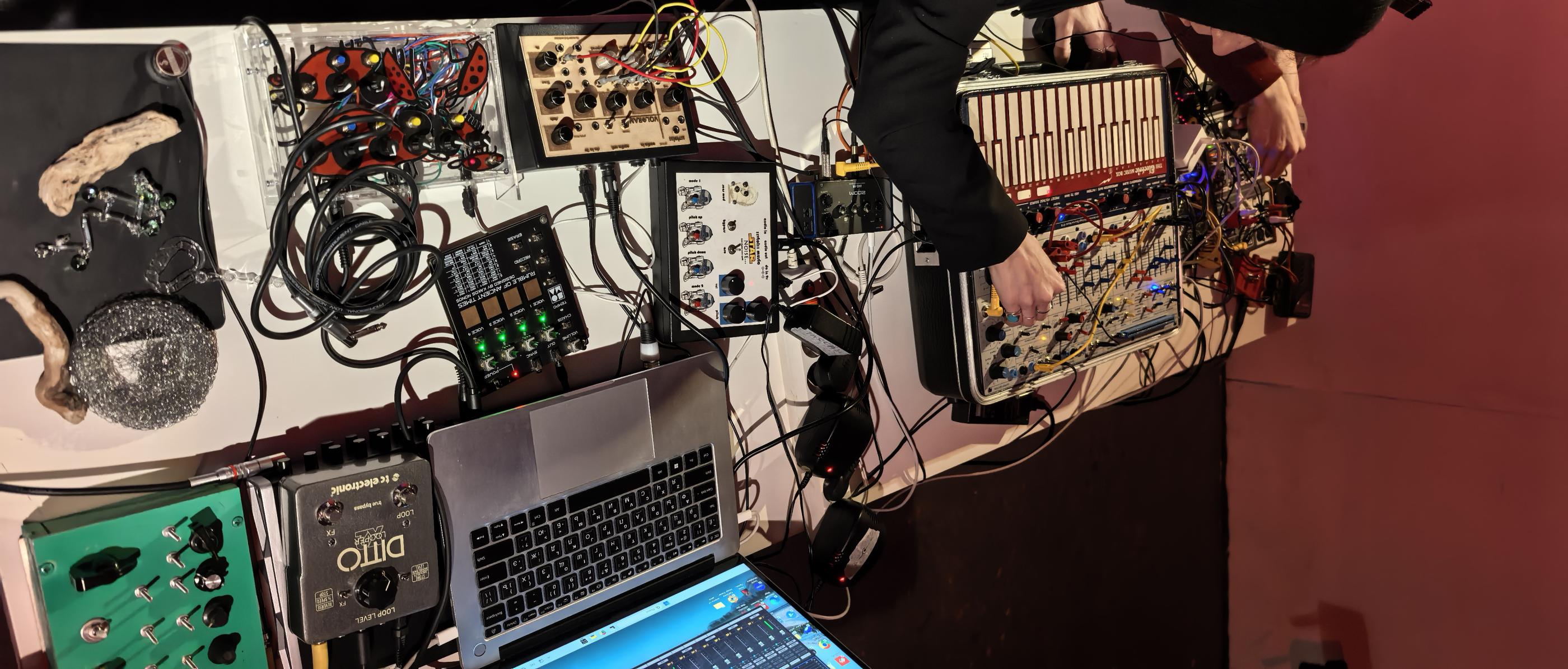 ⚫️Импровизация на электронике и объектах с Аней Смородниковой (скрипка) в Аудиоклубе (СПб)